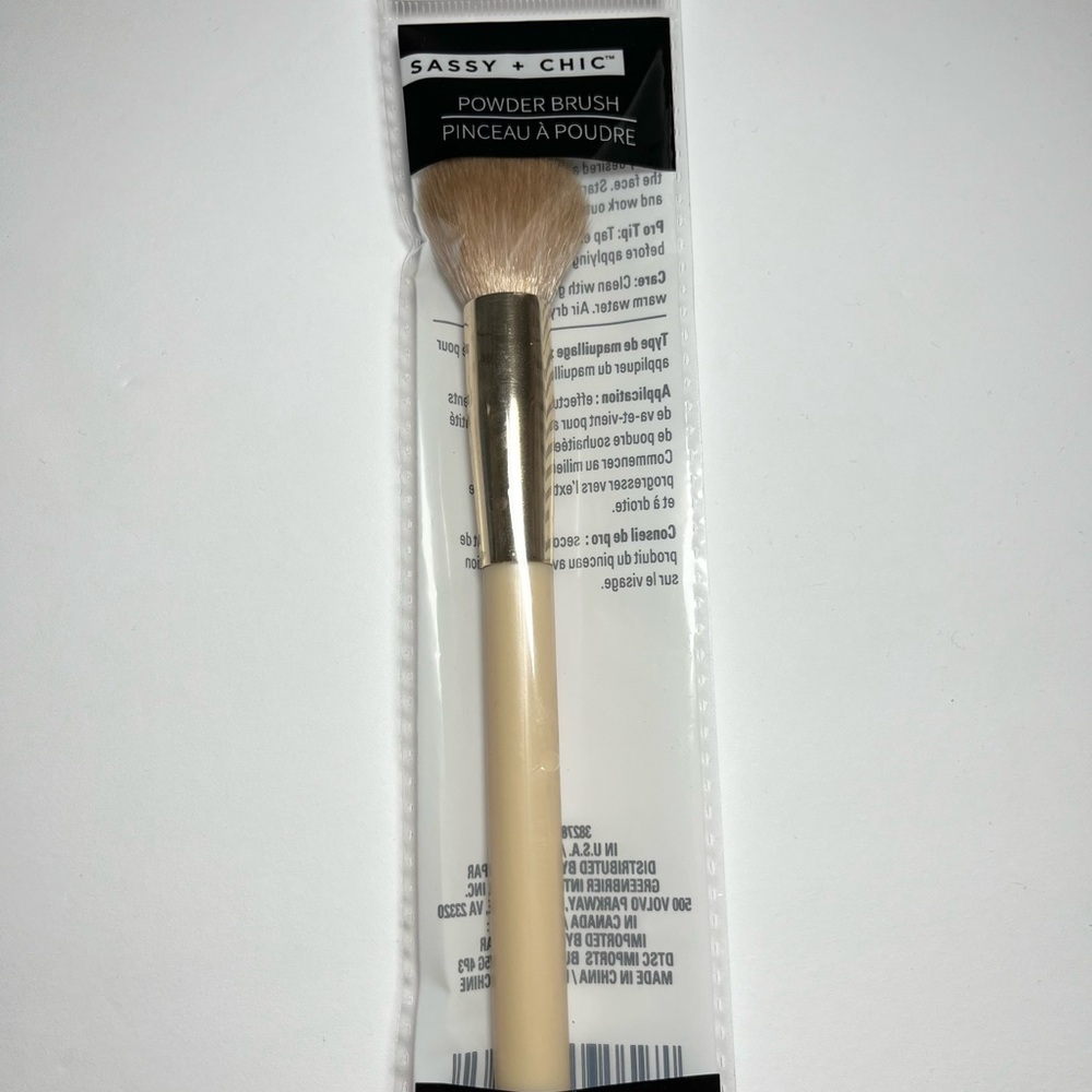 NWT Sassy & Chic Powder Brush with Cream Handle